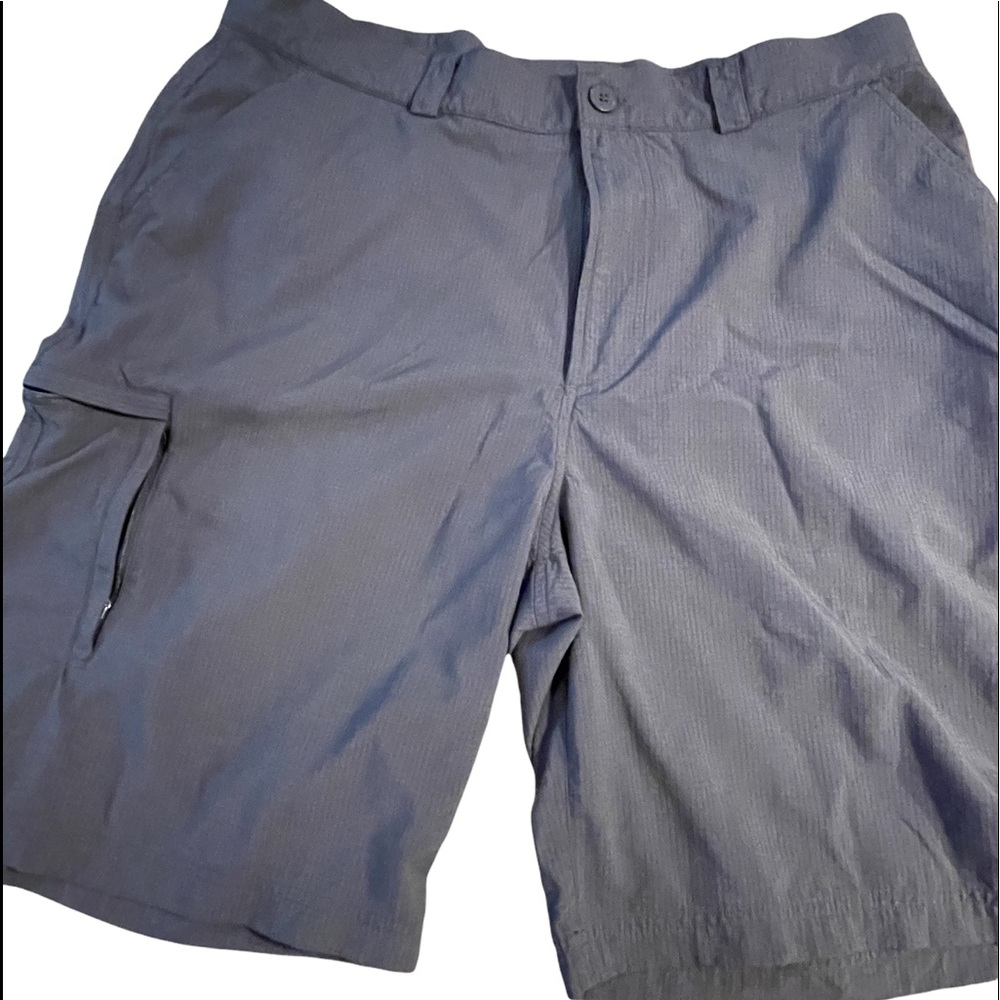 Under Armour black Men’s Cargo/golf Shorts Size 38R